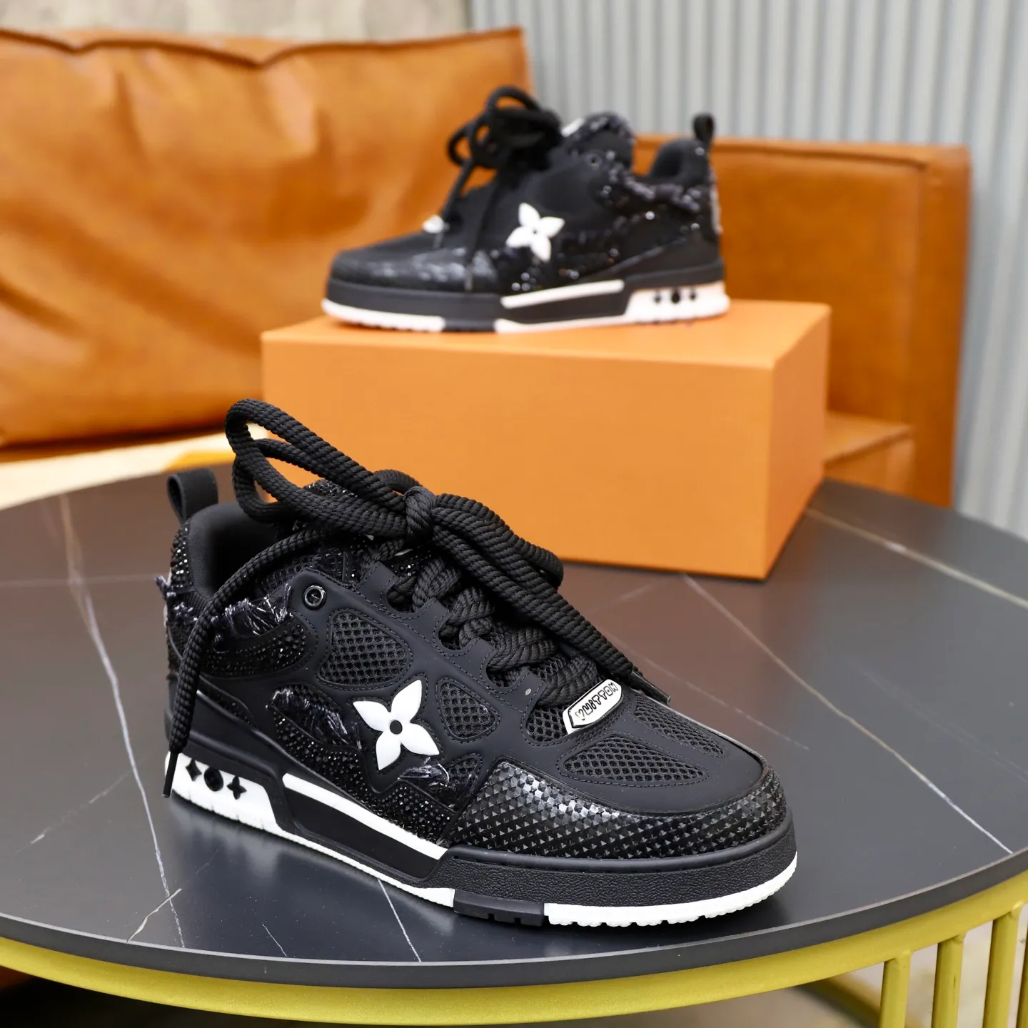 Ex-factory price: 860💰LV Couple👫Louis Vuitton TRAINER sneakers classic Louis Vuitton men's artistic director Virgil Abloh picked inspiration to create this LV Trainer sneaker. Yingze crystal inlays present a colorful effect. VS can be matched with two gorgeous effect colors. The LV letter logo badge on the tongue is gorgeous and noble. The LV letter is decorated on the side. The outsole is decorated with a Monogram flower pattern. It shows the trend of elegance and nobility! Men's and women's models: 35-46